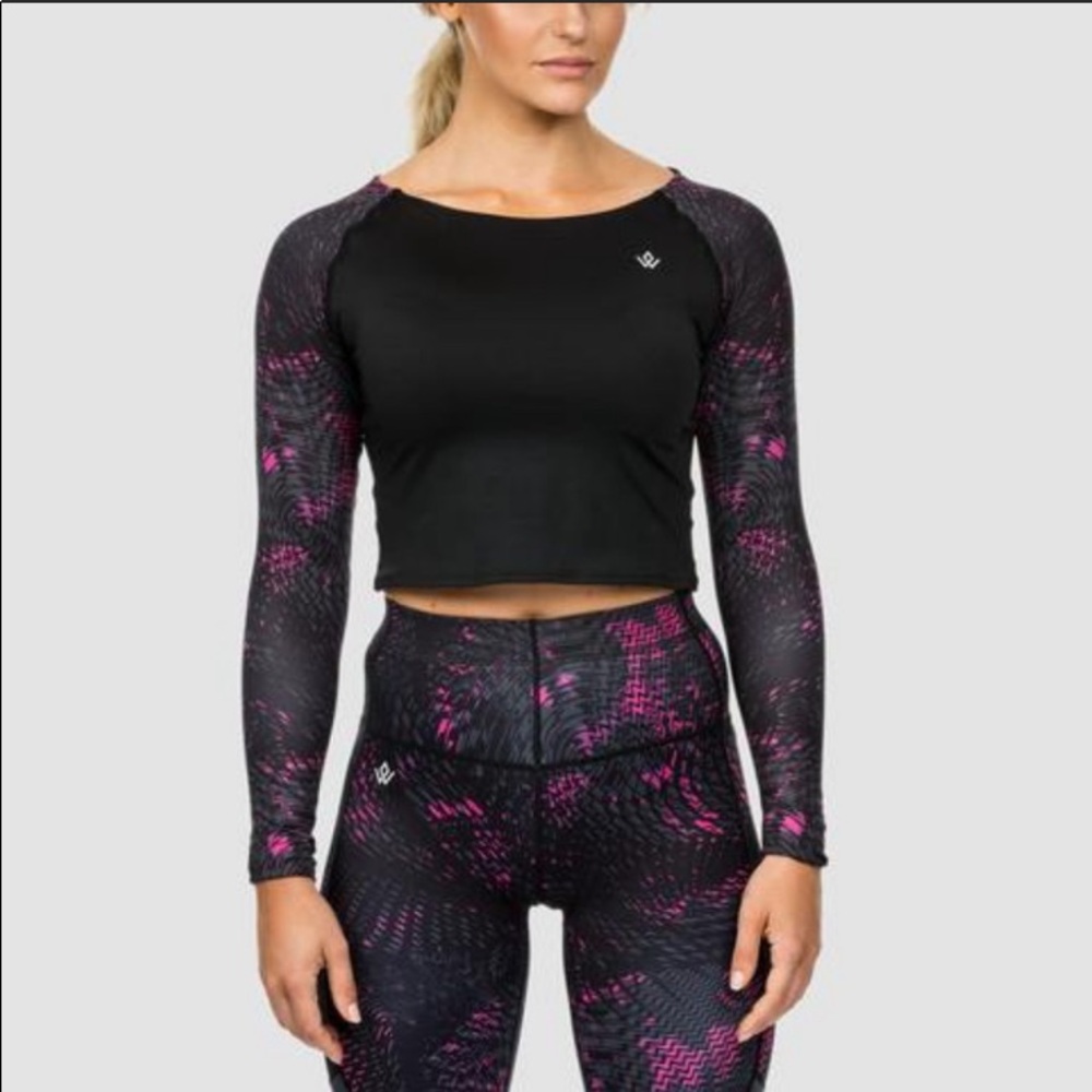 WORKOUT EMPIRE LONG SLEEVE ATHLETIC CROPPED TOP